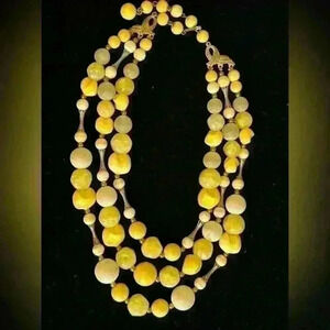 Vintage unsigned triple strand yellow crackle beaded necklace